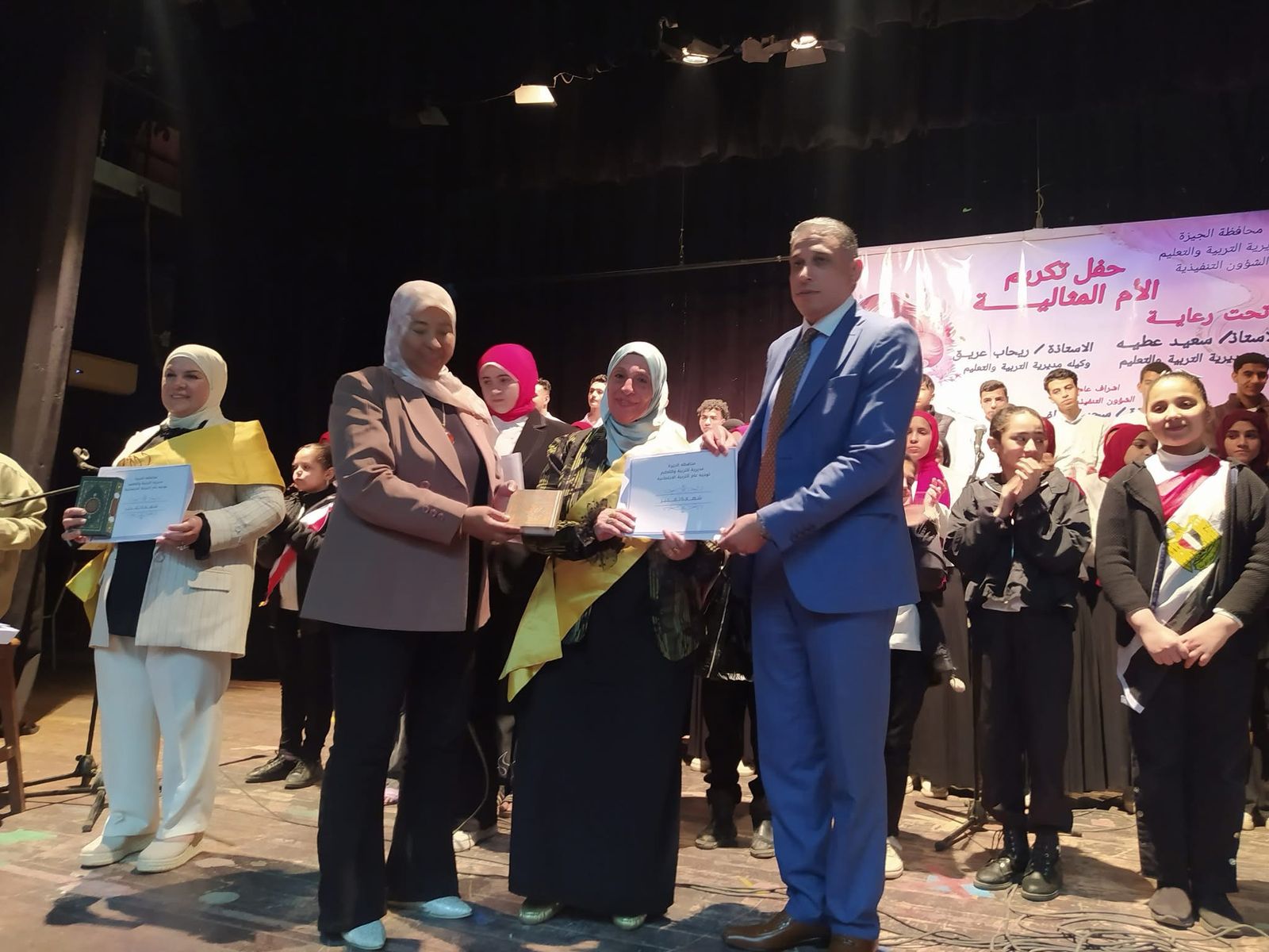 تعليم الجيزة ينظم احتفالية خاصة لتكريم الأمهات المثاليات