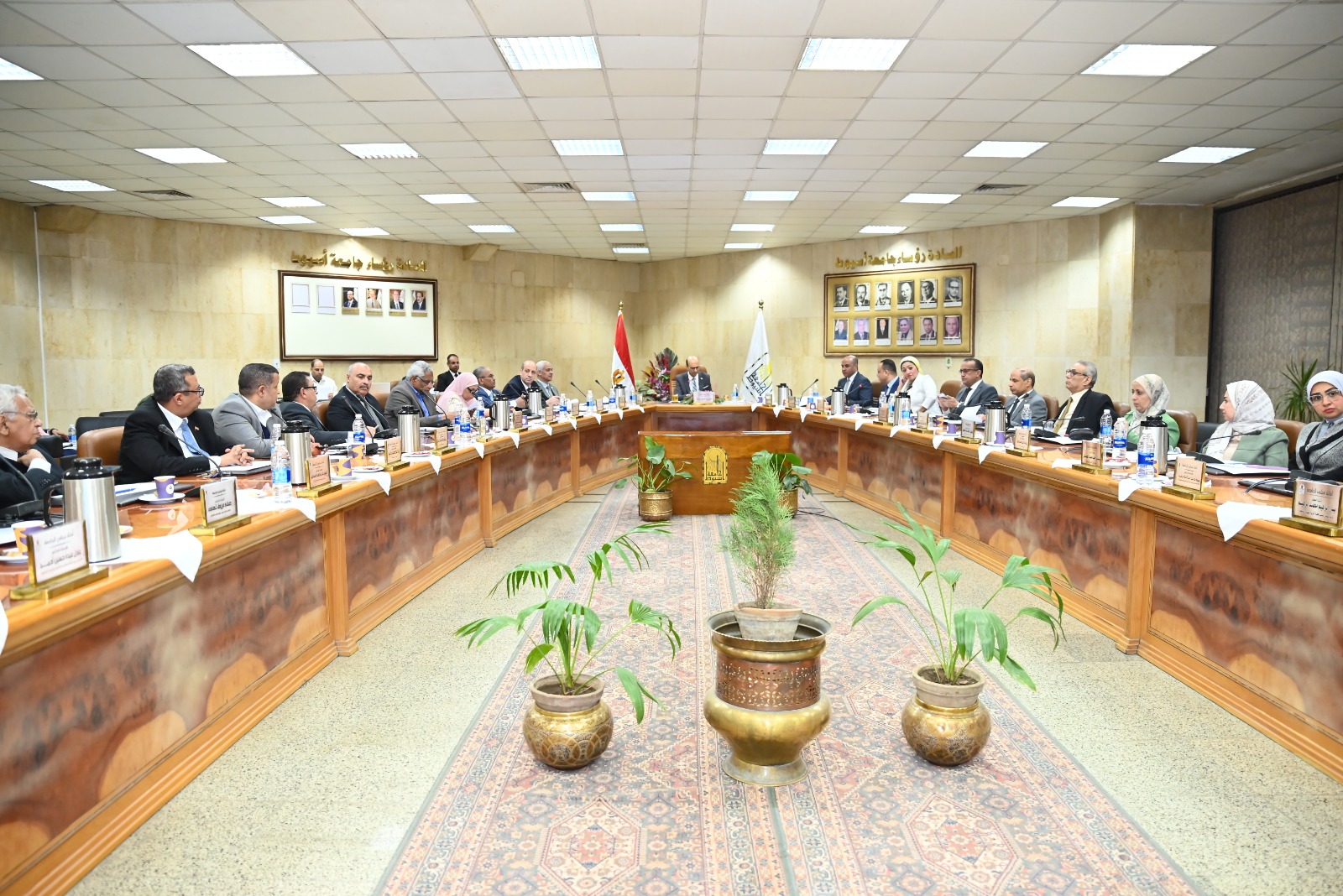 مجلس جامعة أسيوط في اجتماعه الدوري