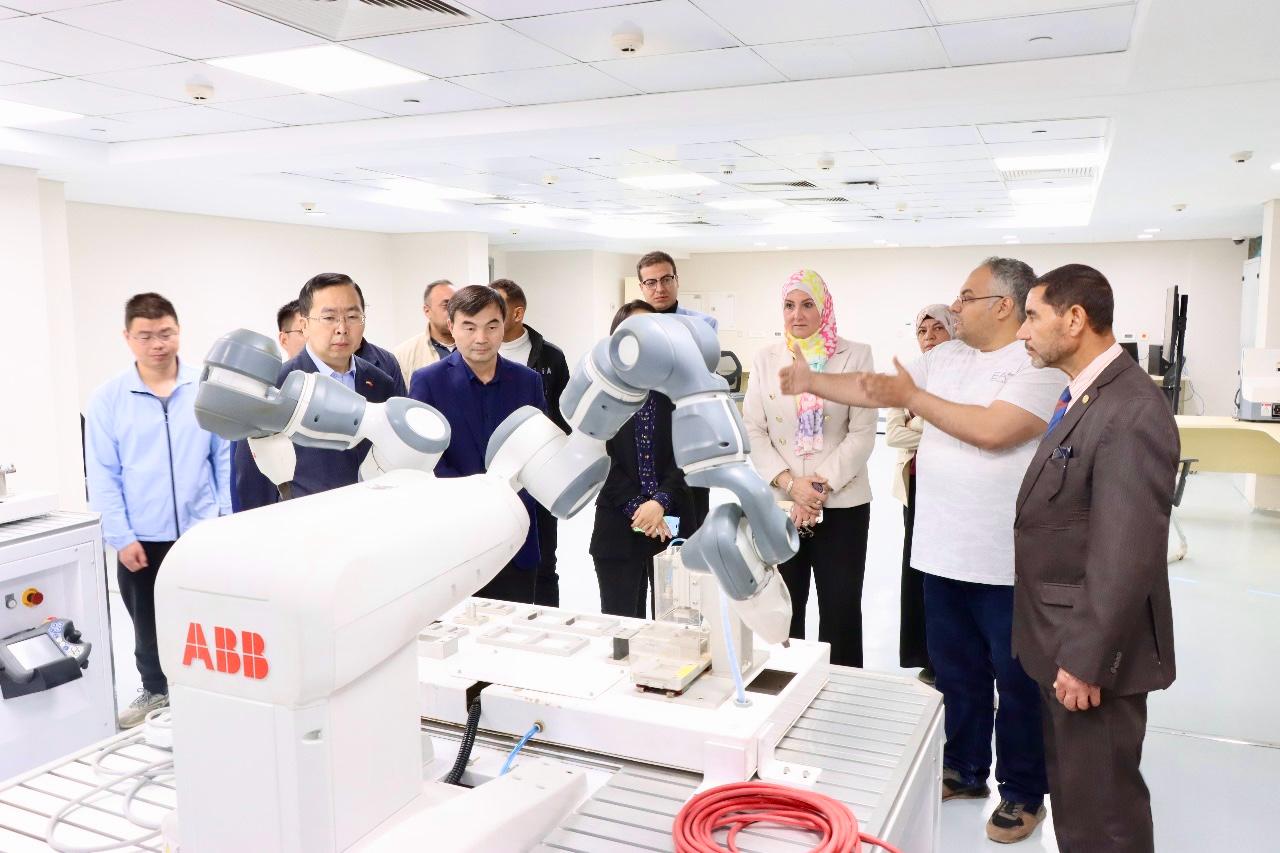 معهد بحوث الإلكترونيات يستقبل وفدًا صينيًا لتعميق التعاون في الإلكترونيات والتكنولوجيا