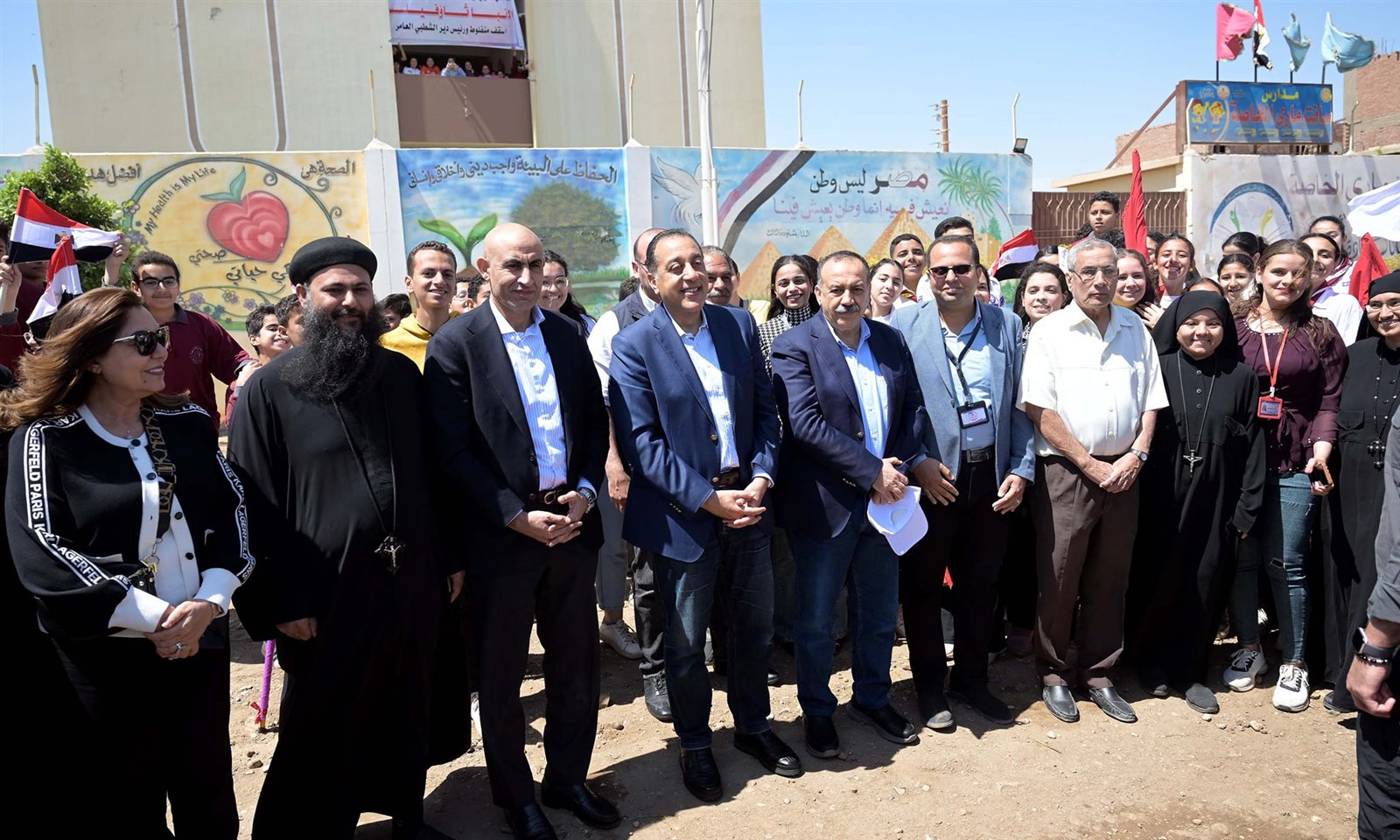 رئيس الوزراء يلتقي طلاب سانت ماري بمنفلوط