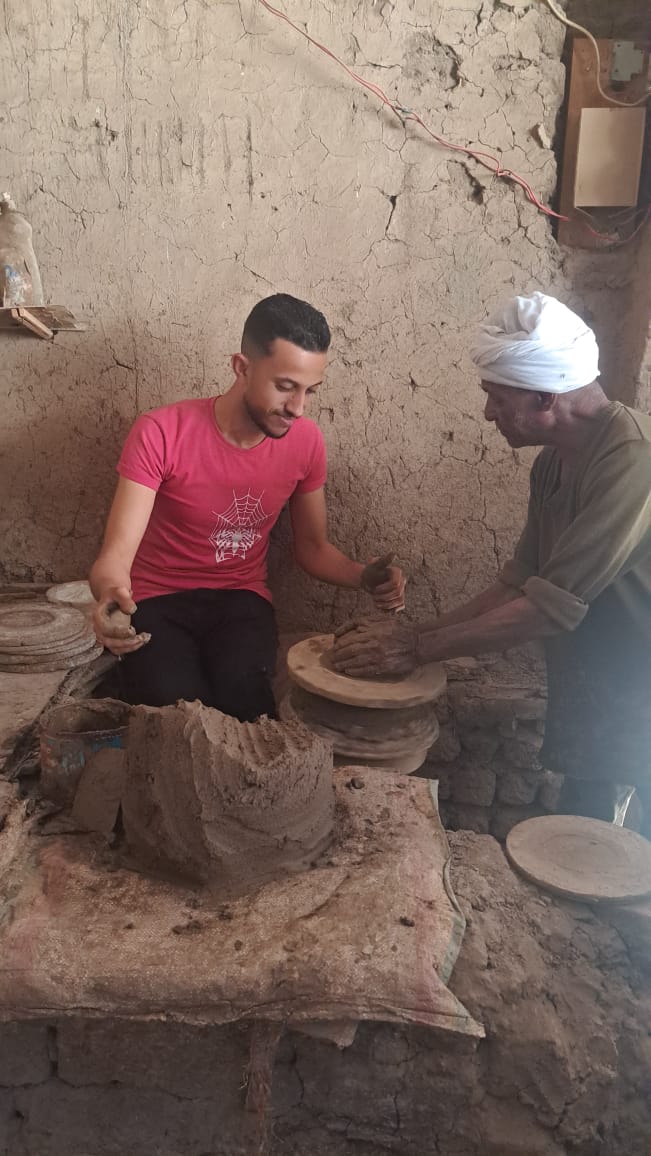 طلاب كلية الآثار جامعة سوهاج في زسارة لأحد مصانع الفخار