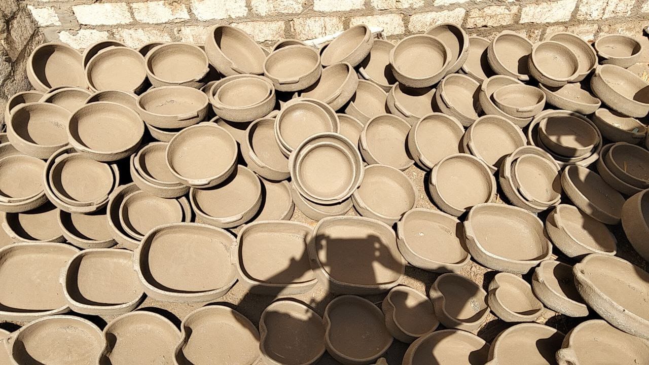 طلاب كلية الآثار جامعة سوهاج في زسارة لأحد مصانع الفخار