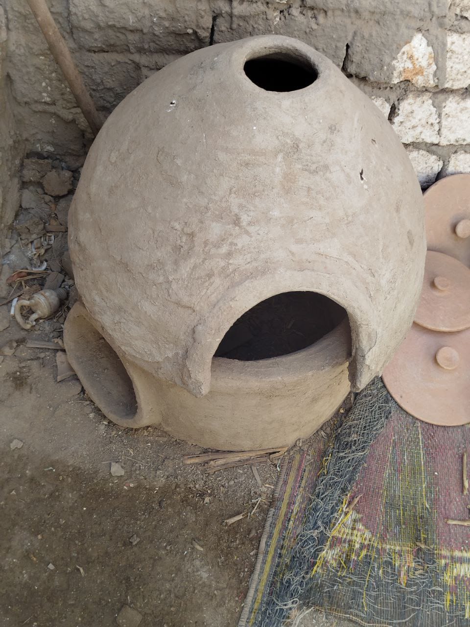 طلاب كلية الآثار جامعة سوهاج في زسارة لأحد مصانع الفخار