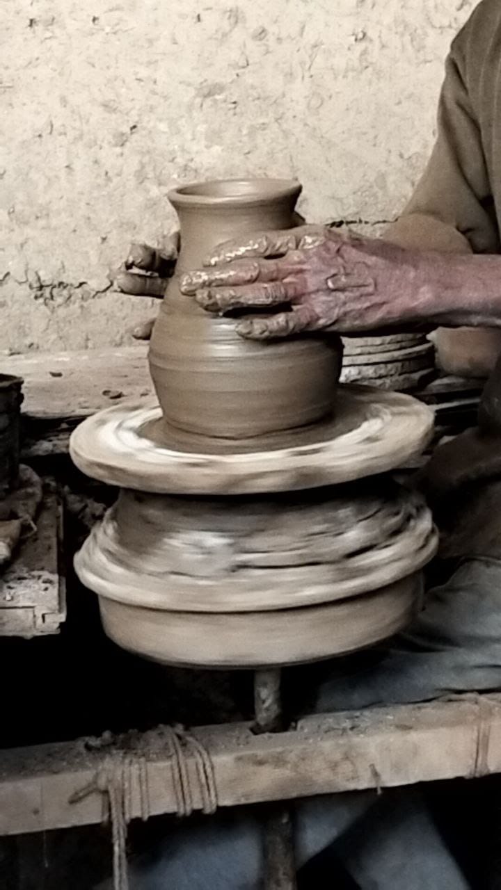 طلاب كلية الآثار جامعة سوهاج في زسارة لأحد مصانع الفخار