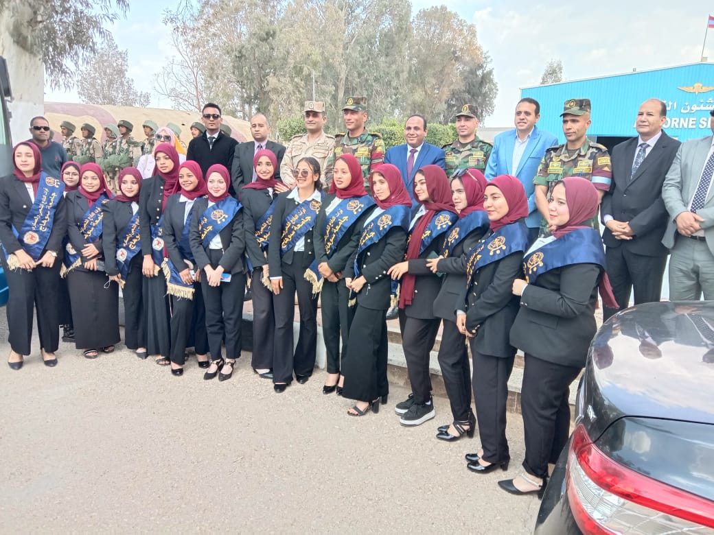 جامعة سوهاج تنظم زيارة طلابية مميزة لوحدات المظلات