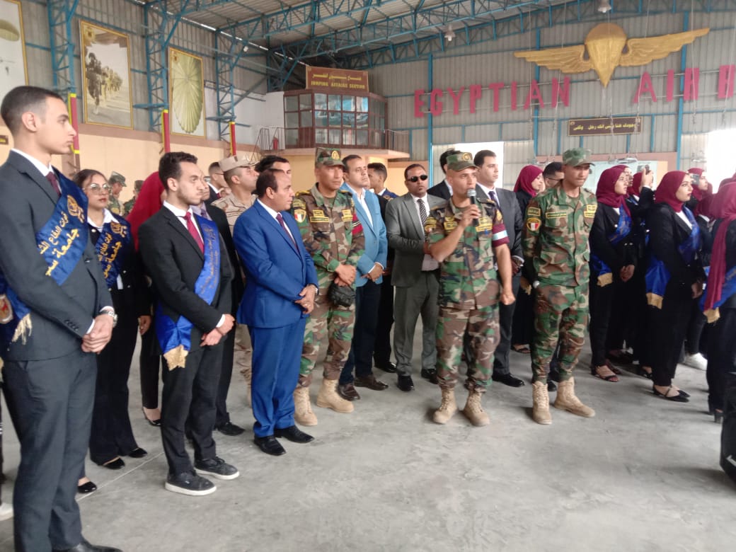 جامعة سوهاج تنظم زيارة طلابية مميزة لوحدات المظلات