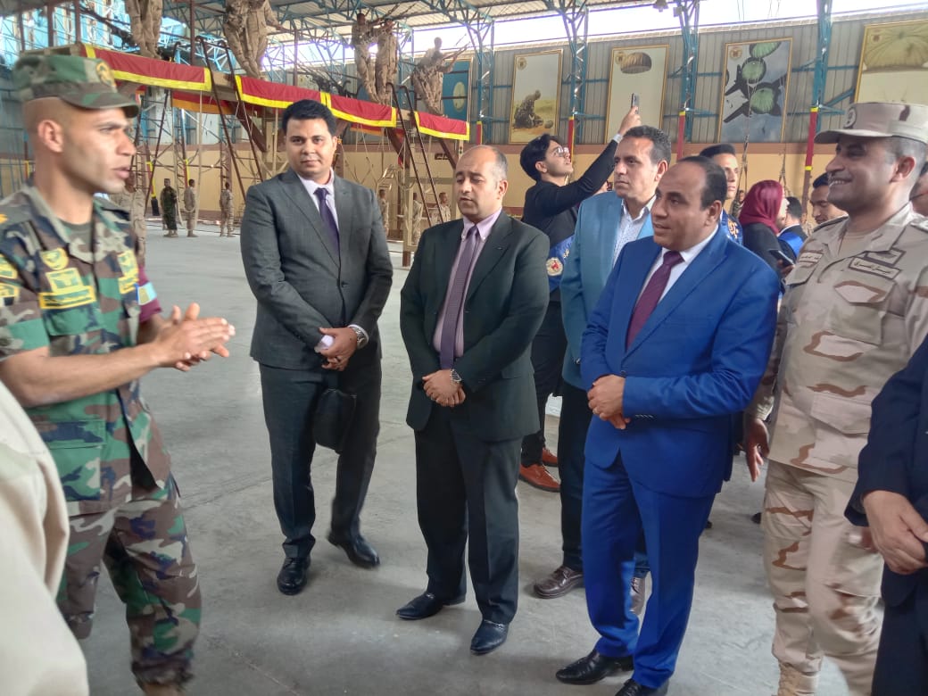 جامعة سوهاج تنظم زيارة طلابية مميزة لوحدات المظلات