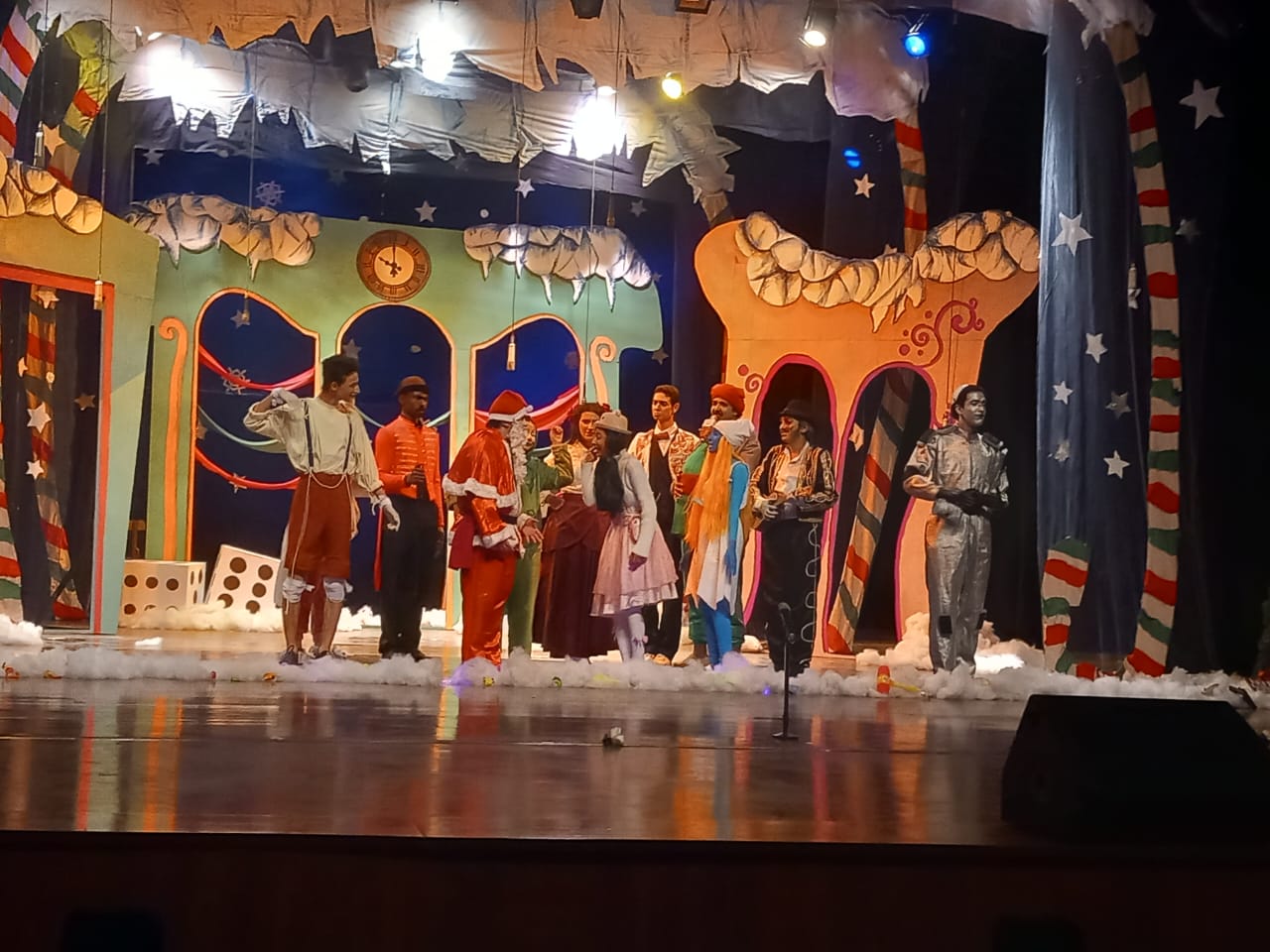 مسرحية الهدية تشعل مجمع الفنون في جامعة حلوان