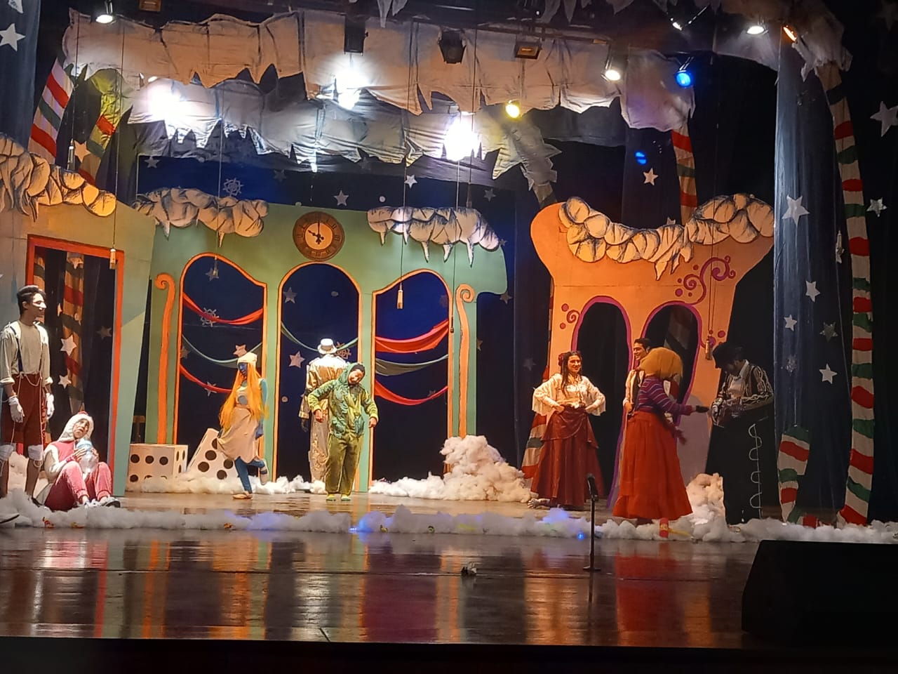 مسرحية الهدية تشعل مجمع الفنون في جامعة حلوان