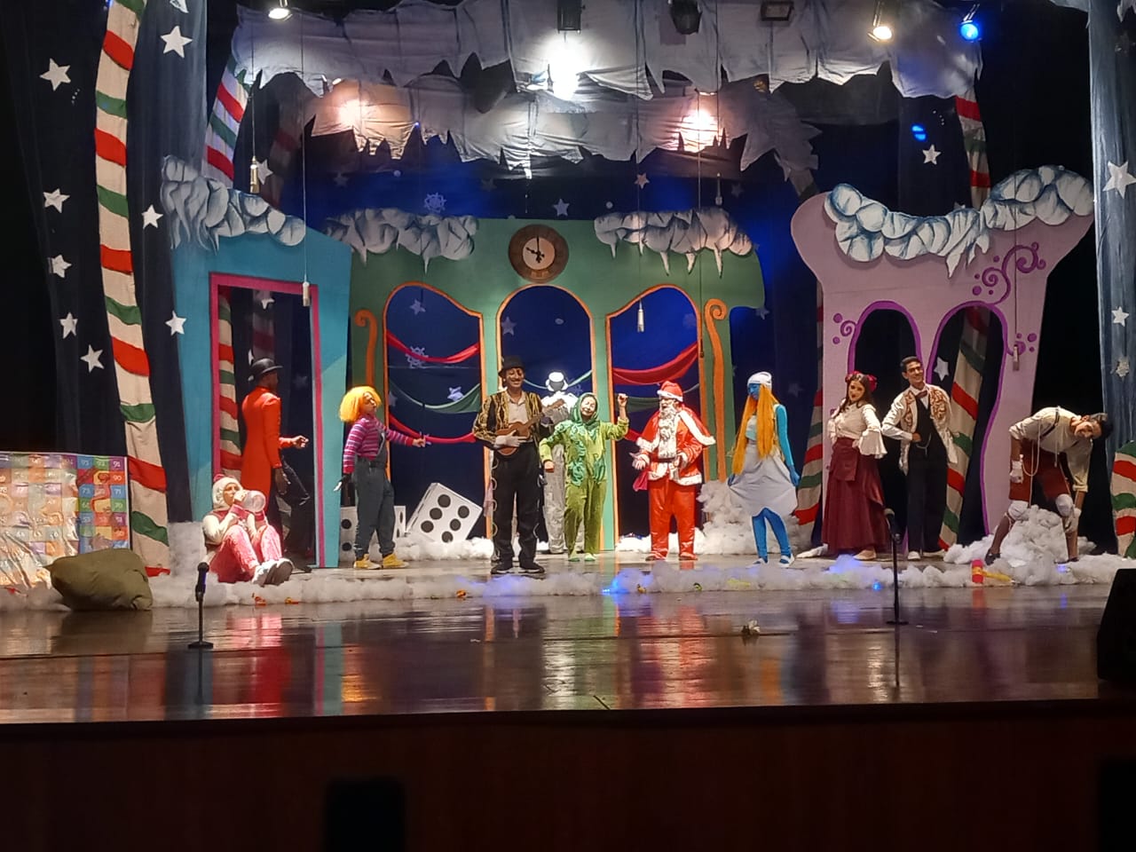 مسرحية الهدية تشعل مجمع الفنون في جامعة حلوان