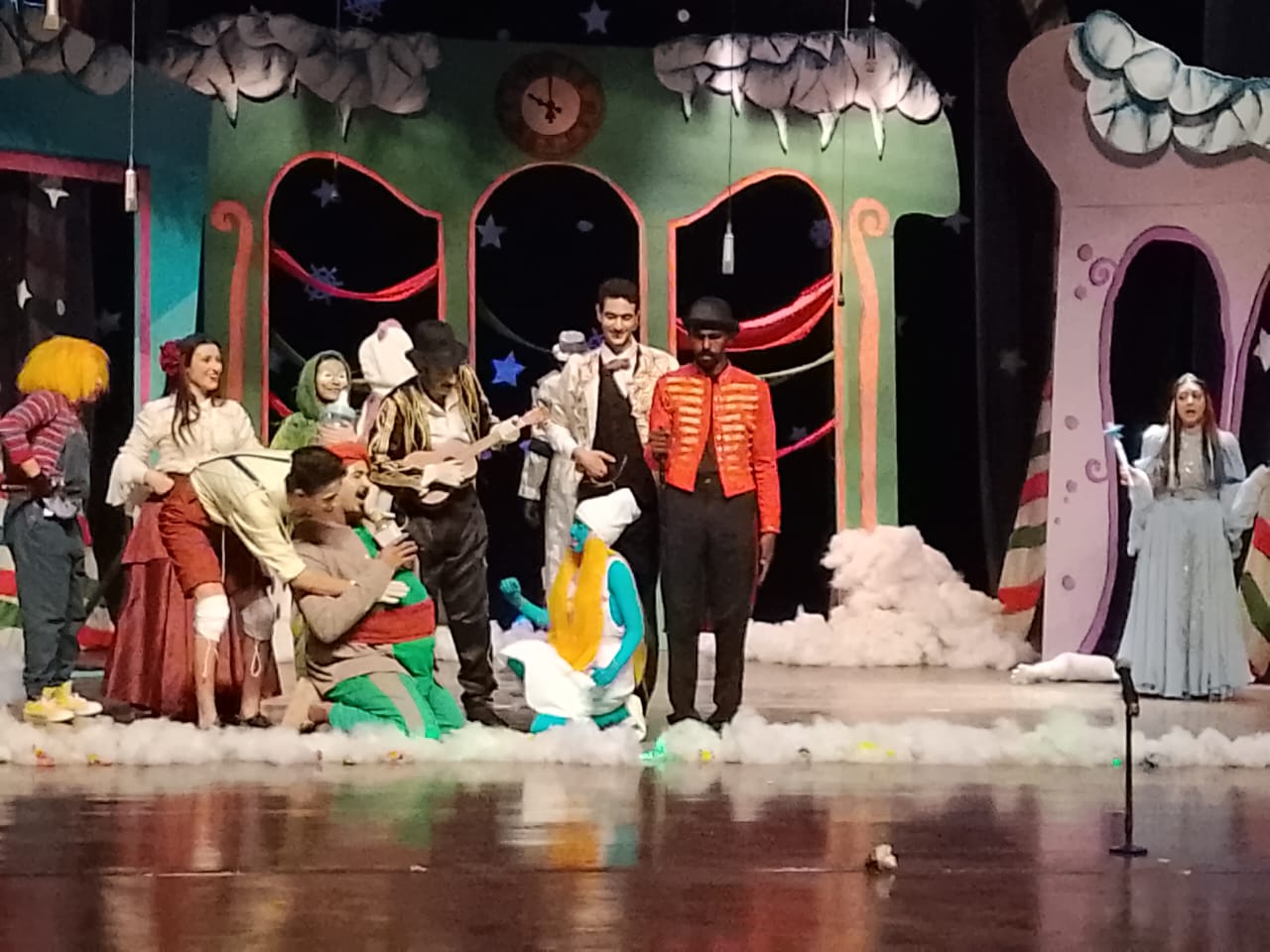 مسرحية الهدية تشعل مجمع الفنون في جامعة حلوان