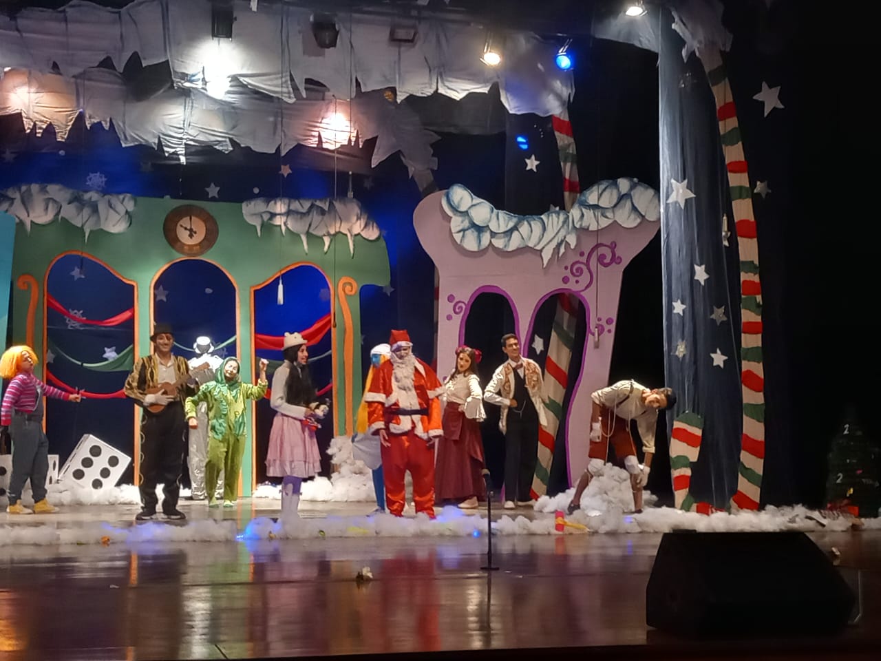 مسرحية الهدية تشعل مجمع الفنون في جامعة حلوان