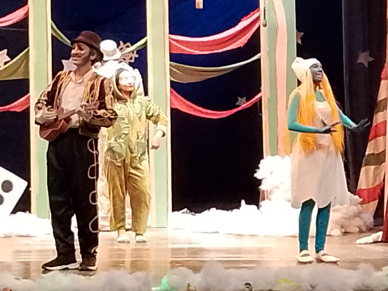 مسرحية الهدية تشعل مجمع الفنون في جامعة حلوان