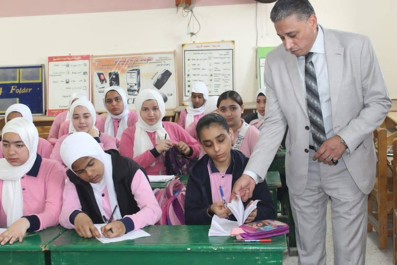 انضباط وتطوير شامل بالمدارس خلال جولة مدير تعليم الجيزة
