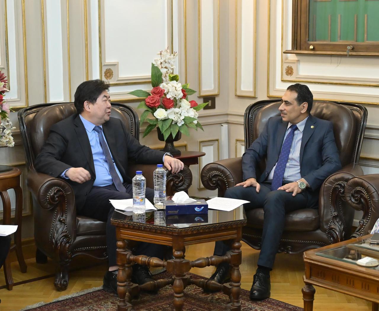 تعزيز التعاون الأكاديمي بين جامعة القاهرة وبكين