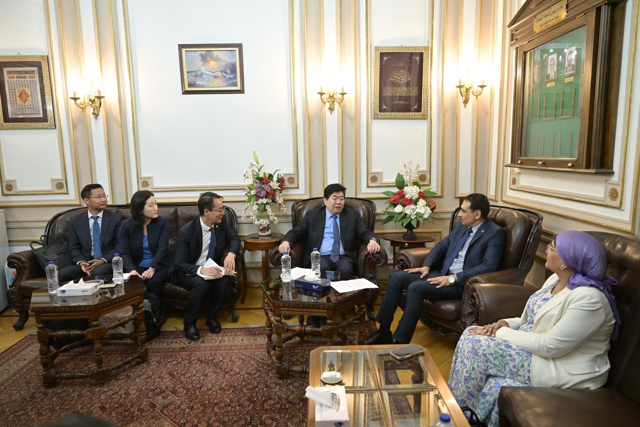 تعزيز التعاون الأكاديمي بين جامعة القاهرة وبكين