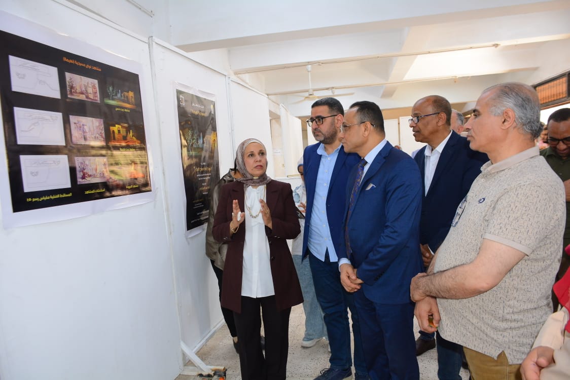 كلية الفنون الجميلة بجامعة أسيوط تنظم معرضًا فنيًا 
