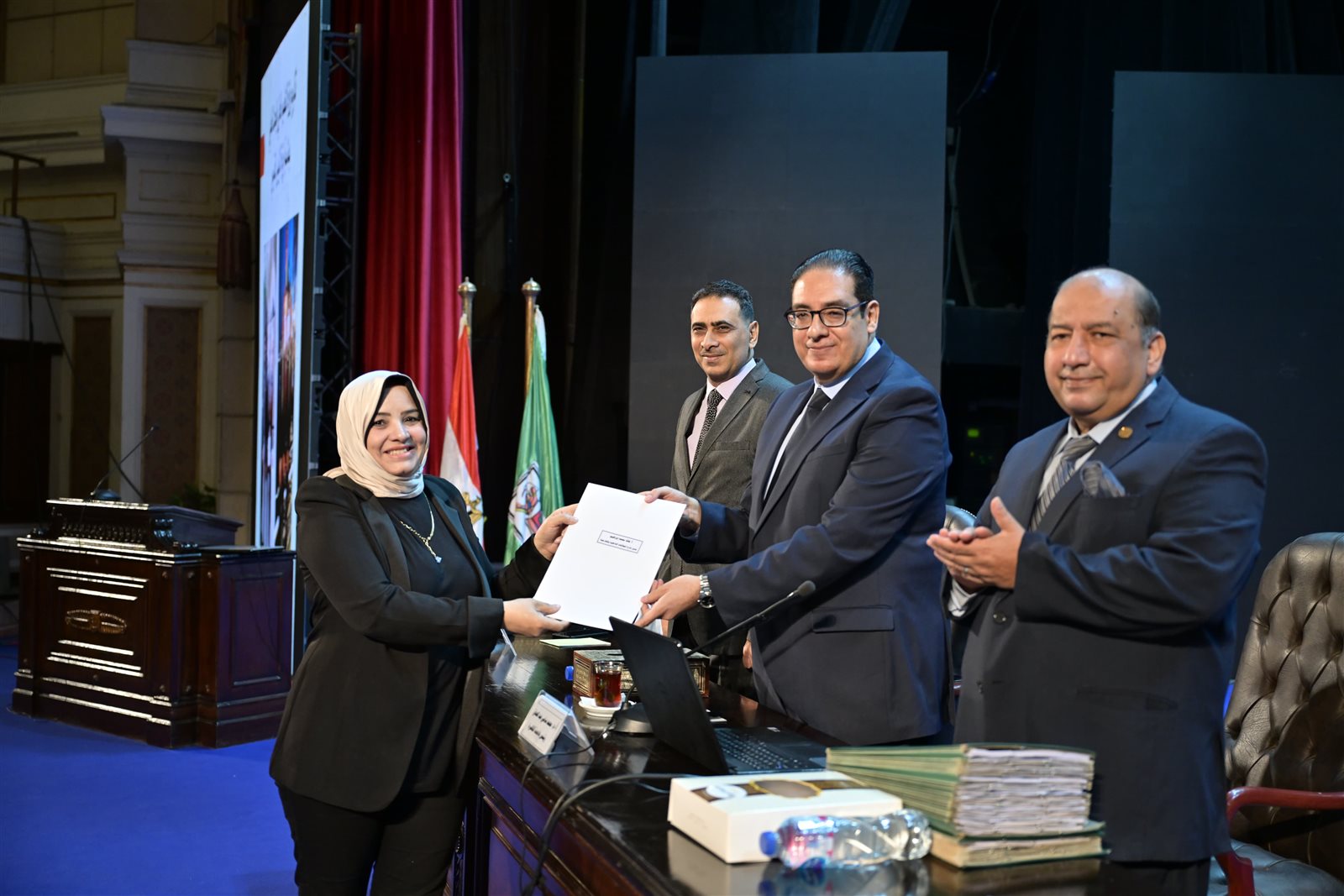 مجلس جامعة القاهرة يكرم فريق العمل المشارك فى التنظيم الناجح لزيارة الرئيس الفرنسي ايمانويل ماكرون للجامعة