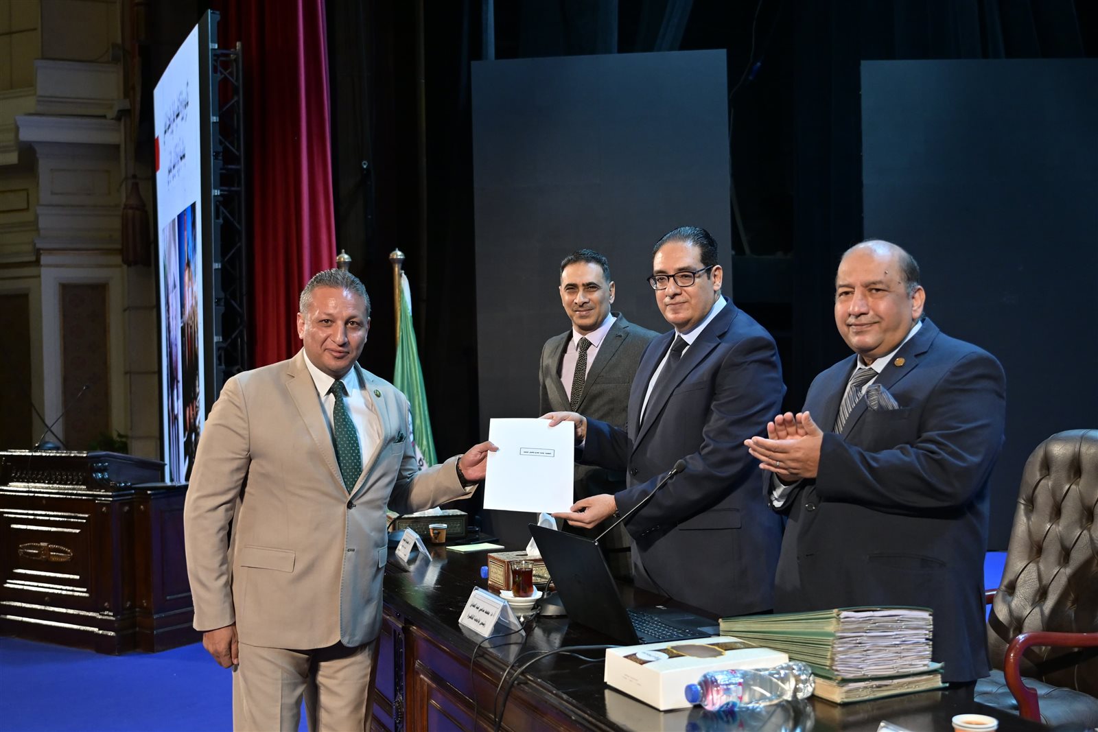 مجلس جامعة القاهرة يكرم فريق العمل المشارك فى التنظيم الناجح لزيارة الرئيس الفرنسي ايمانويل ماكرون للجامعة