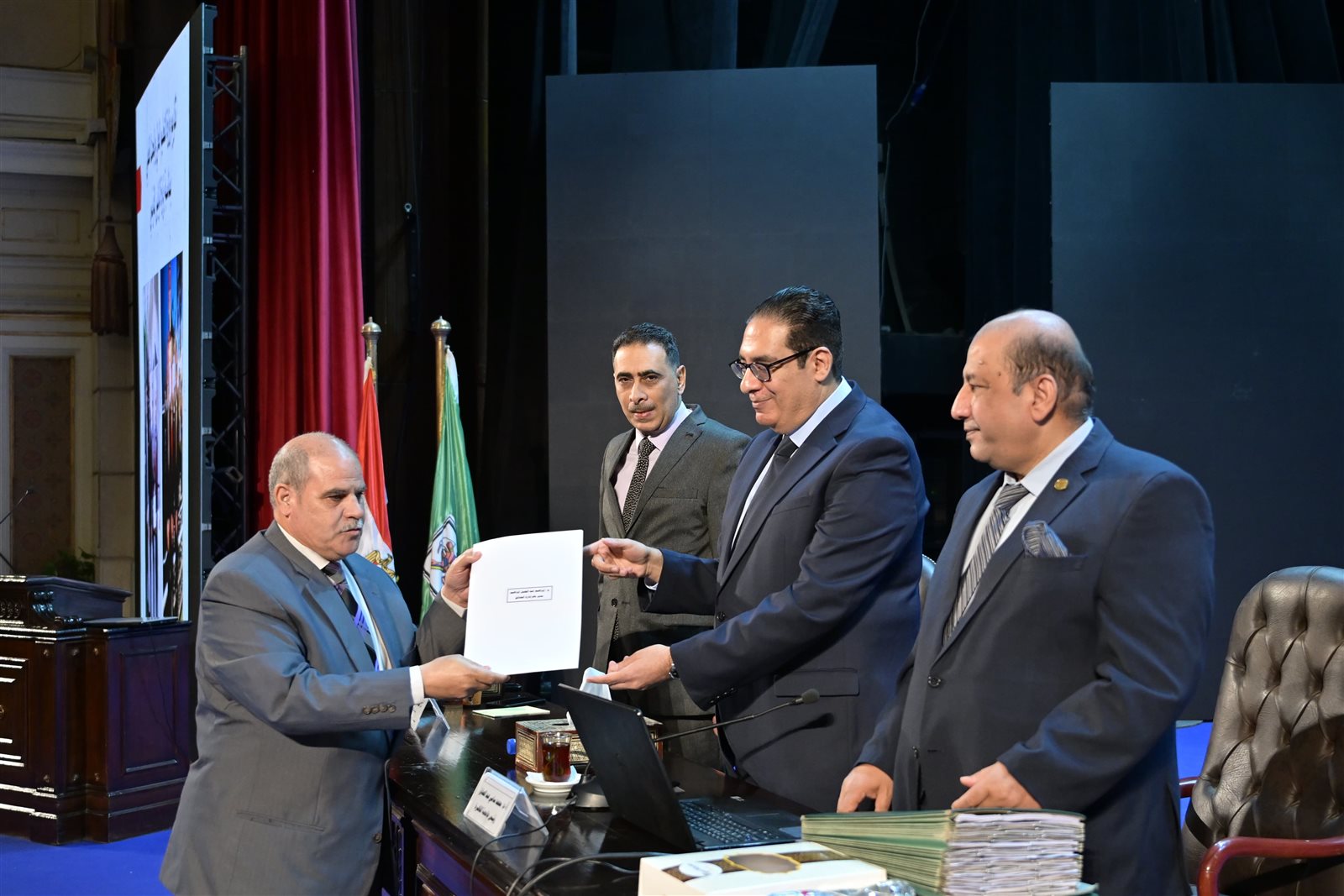 مجلس جامعة القاهرة يكرم فريق العمل المشارك فى التنظيم الناجح لزيارة الرئيس الفرنسي ايمانويل ماكرون للجامعة