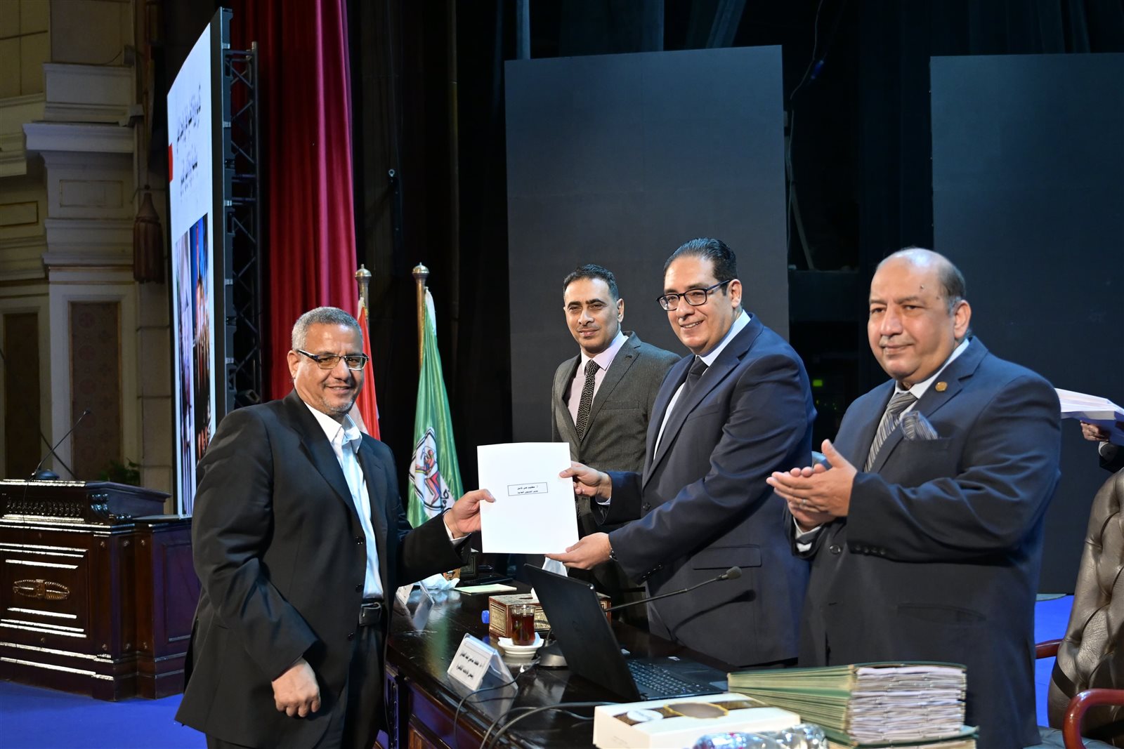 مجلس جامعة القاهرة يكرم فريق العمل المشارك فى التنظيم الناجح لزيارة الرئيس الفرنسي ايمانويل ماكرون للجامعة