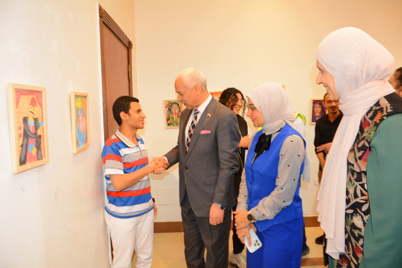 معرض فني داخل جامعة أسيوط يجسّد إبداع الطلاب بروح حلمي التوني