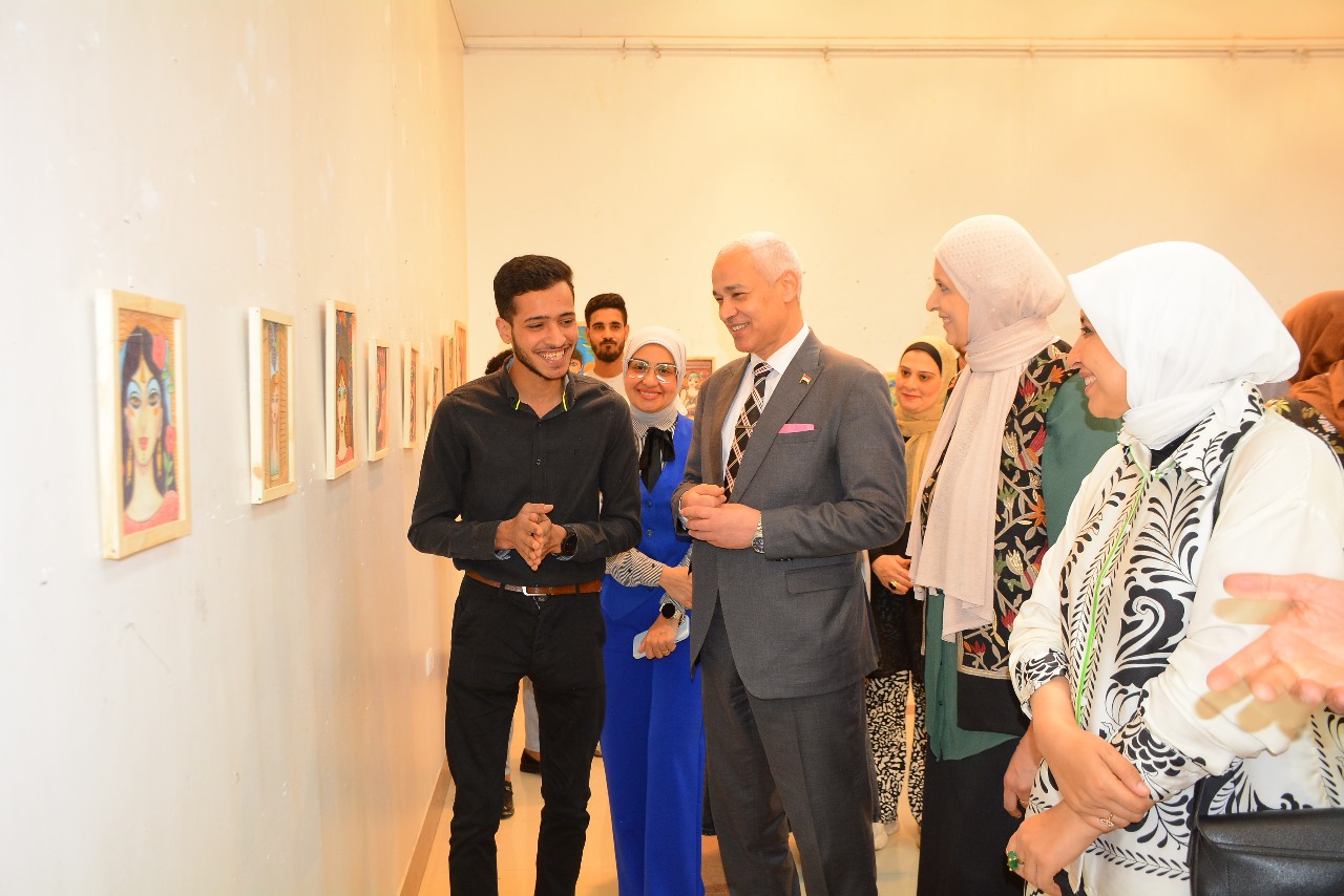 معرض فني داخل جامعة أسيوط يجسّد إبداع الطلاب بروح حلمي التوني