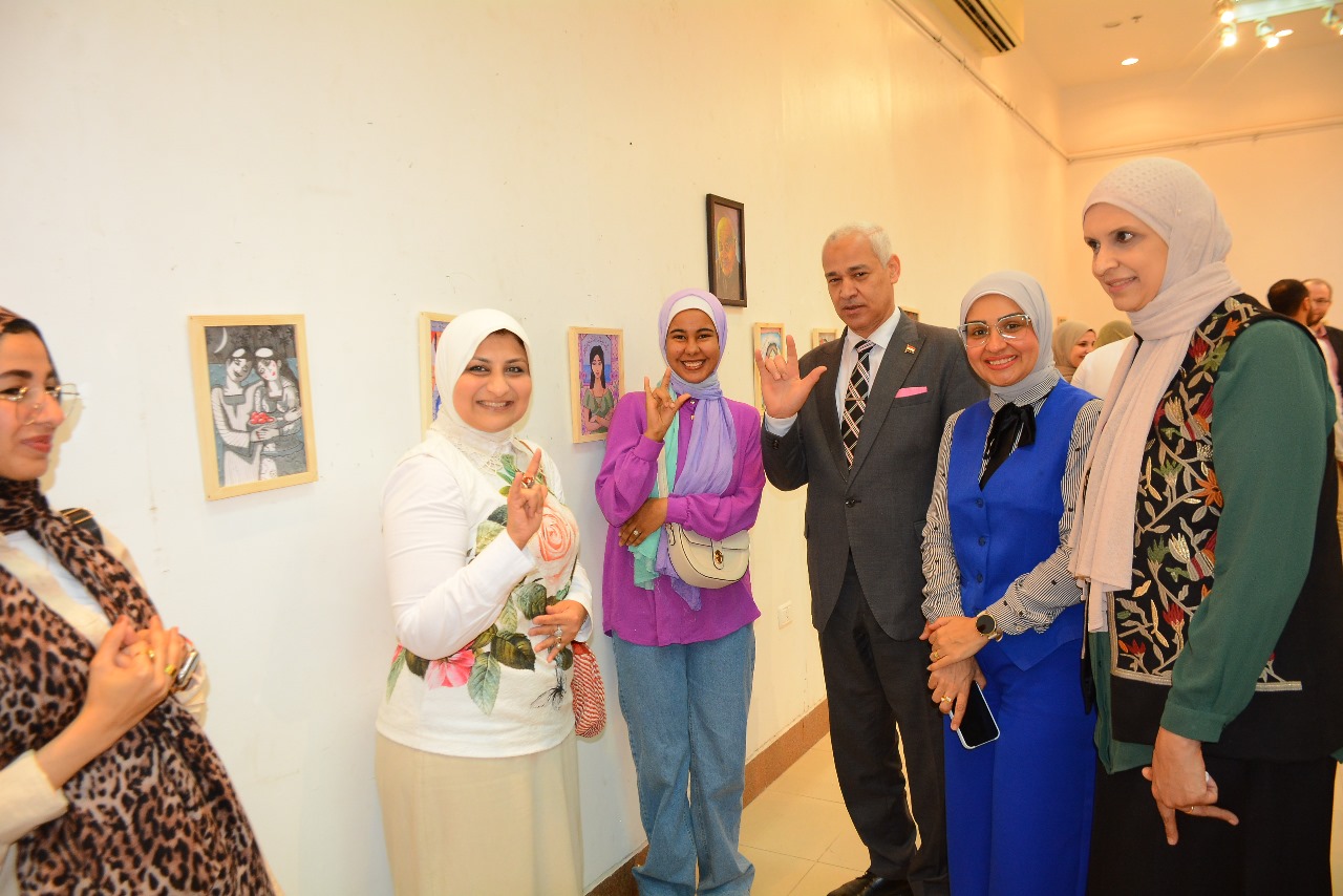 معرض فني داخل جامعة أسيوط يجسّد إبداع الطلاب بروح حلمي التوني