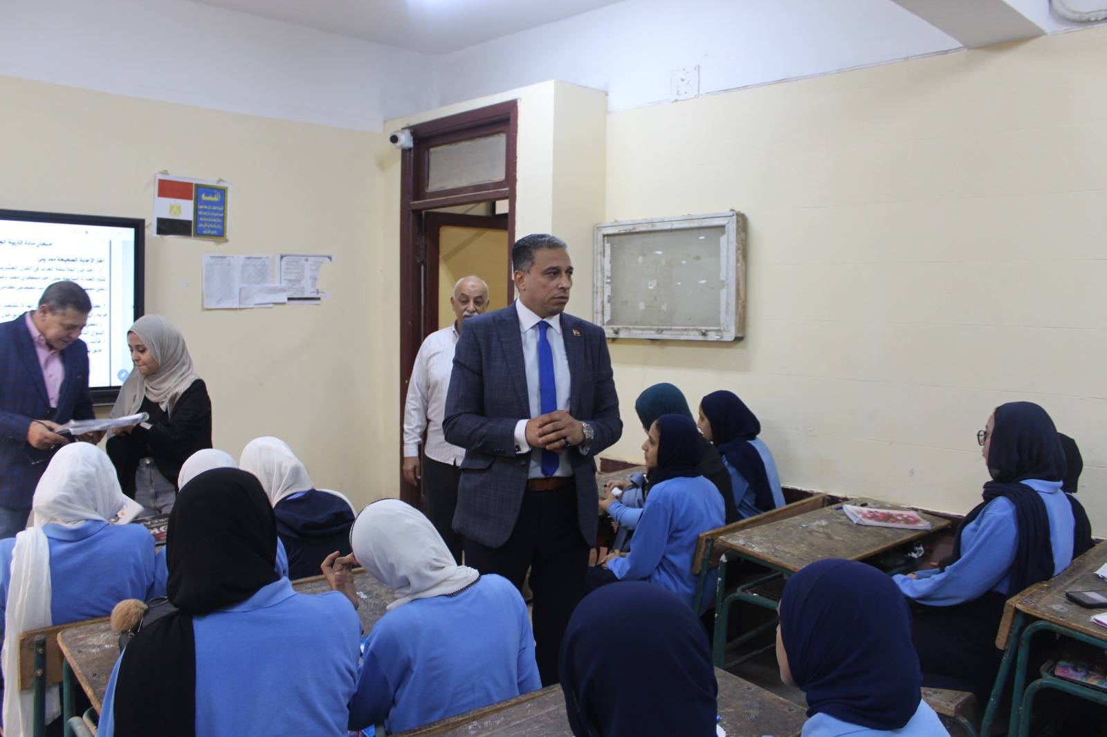 مدير تعليم الجيزة يقوم بجولة ميدانية للمدارس 
