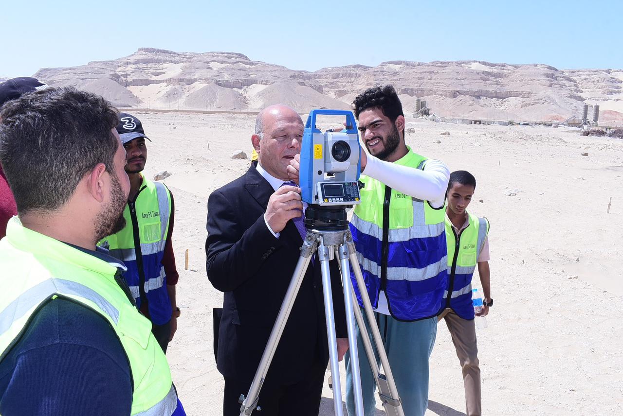 رئيس جامعة سوهاج يتابع مشروعات تخرج طلاب نظم المعلومات الجغرافية
