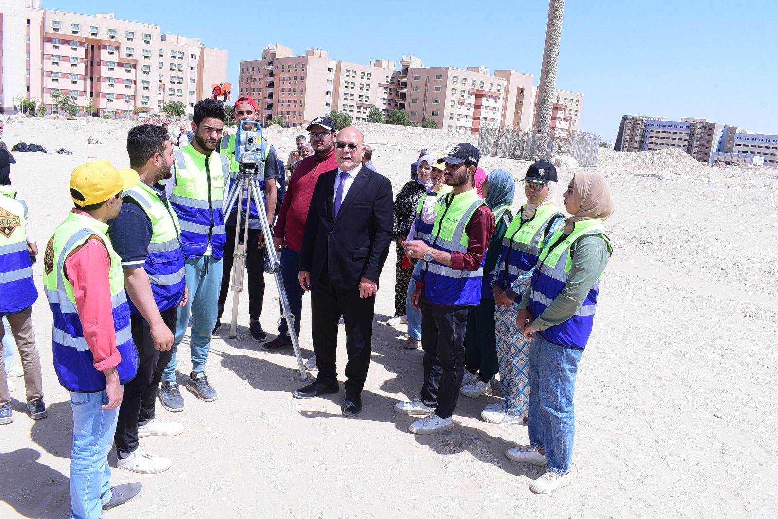 رئيس جامعة سوهاج يتابع مشروعات تخرج طلاب نظم المعلومات الجغرافية
