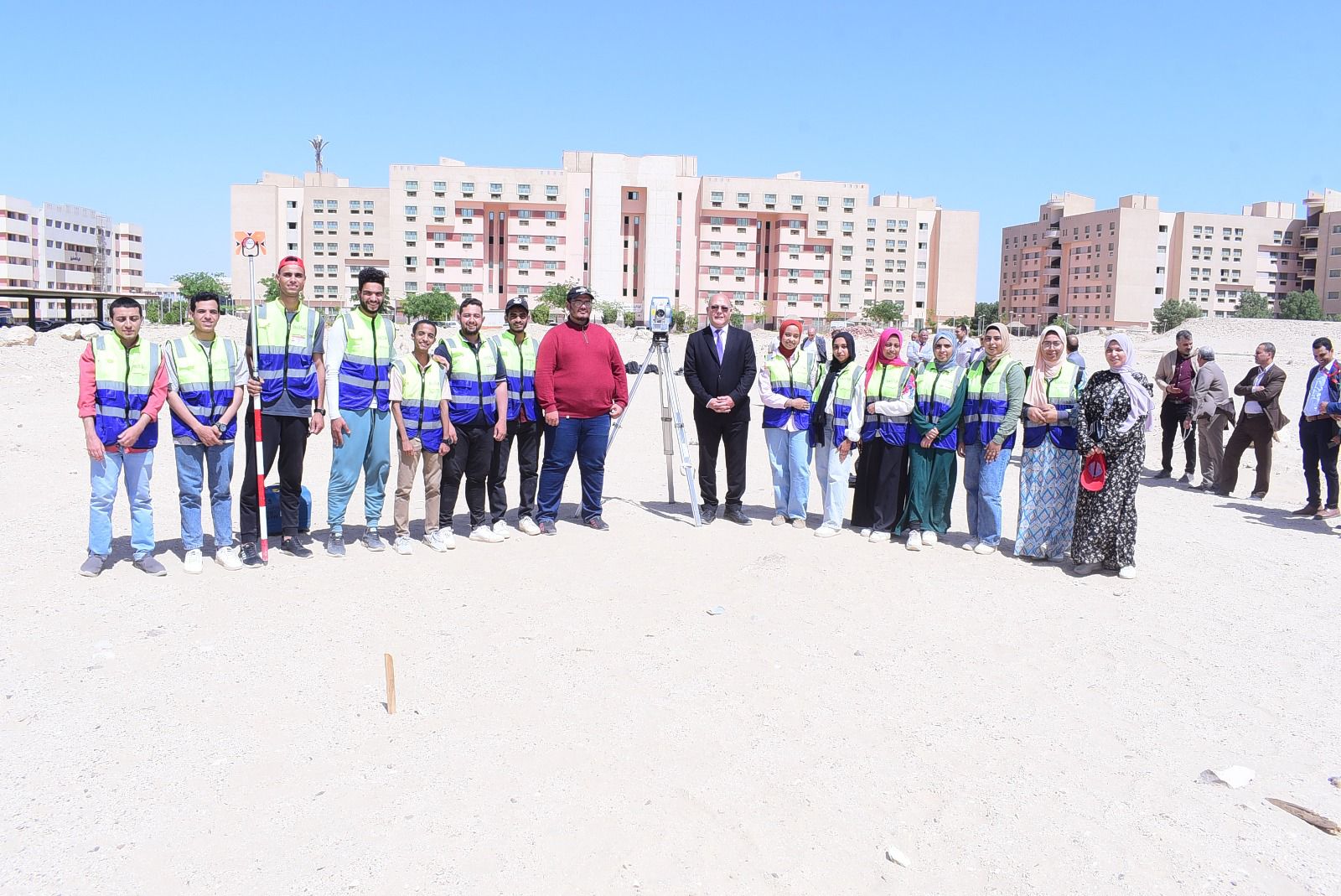 رئيس جامعة سوهاج يتابع مشروعات تخرج طلاب نظم المعلومات الجغرافية