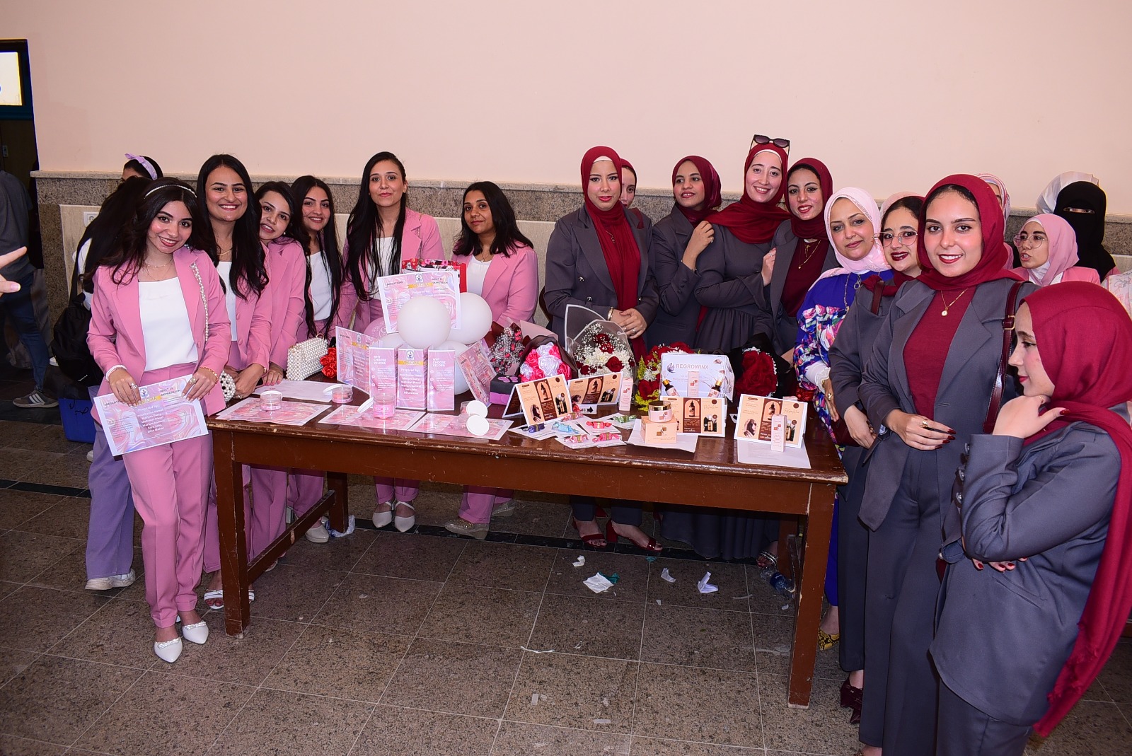 رئيس جامعة سوهاج يشارك طلاب قسم العقاقير بكلية الصيدلة مشاريع التخرج 