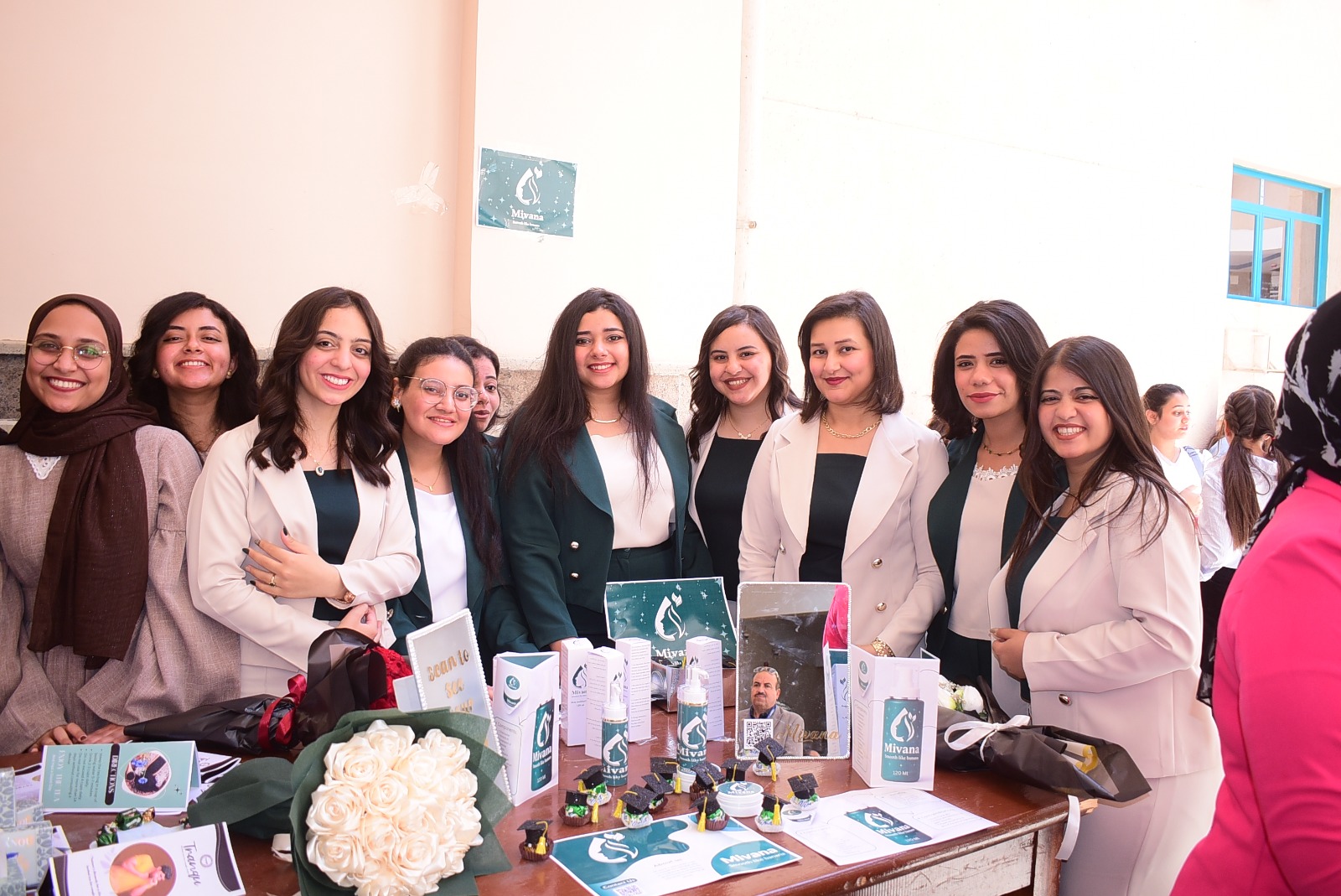 رئيس جامعة سوهاج يشارك طلاب قسم العقاقير بكلية الصيدلة مشاريع التخرج 