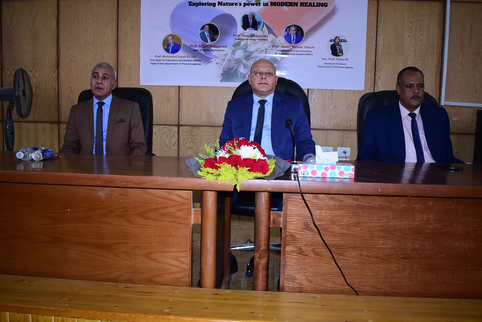 رئيس جامعة سوهاج يشارك طلاب قسم العقاقير بكلية الصيدلة مشاريع التخرج 