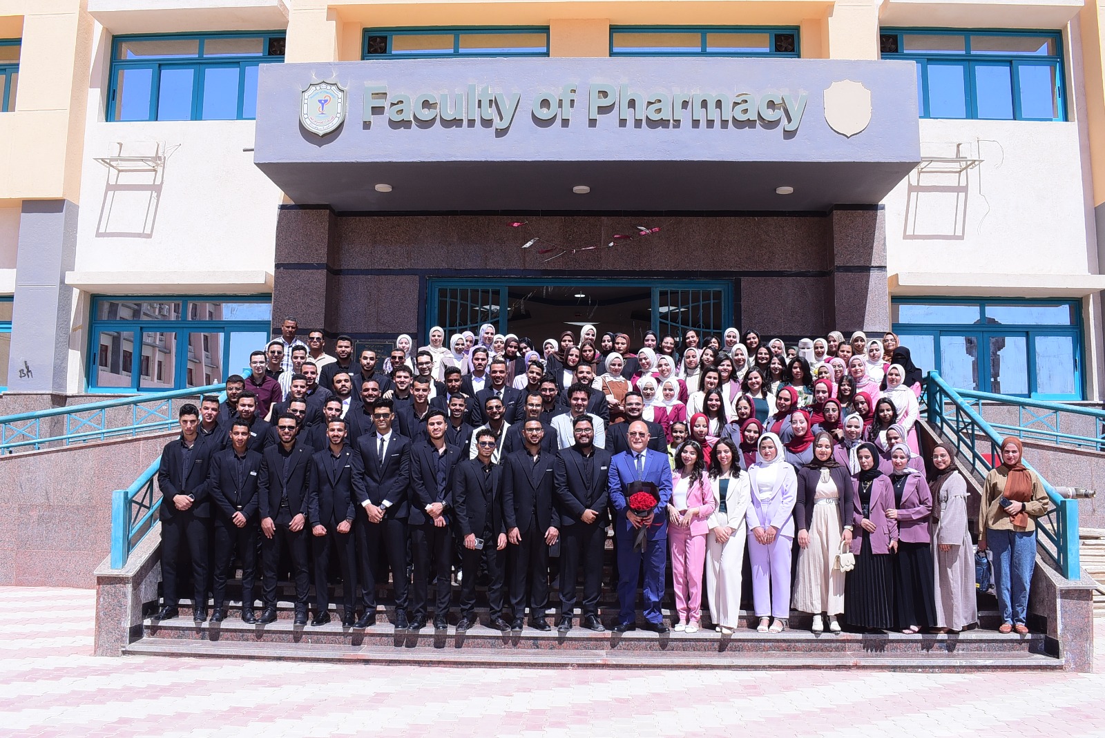 رئيس جامعة سوهاج يشارك طلاب قسم العقاقير بكلية الصيدلة مشاريع التخرج 