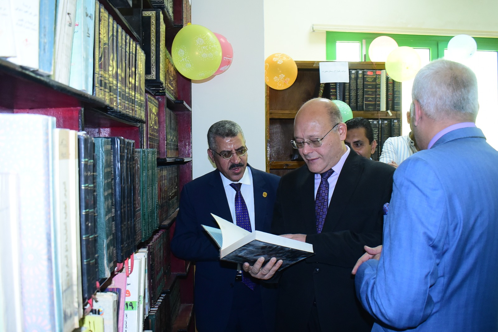 رئيس جامعة سوهاج يفتتح مكتبتين علميتين جديدتين لتعزيز البحث