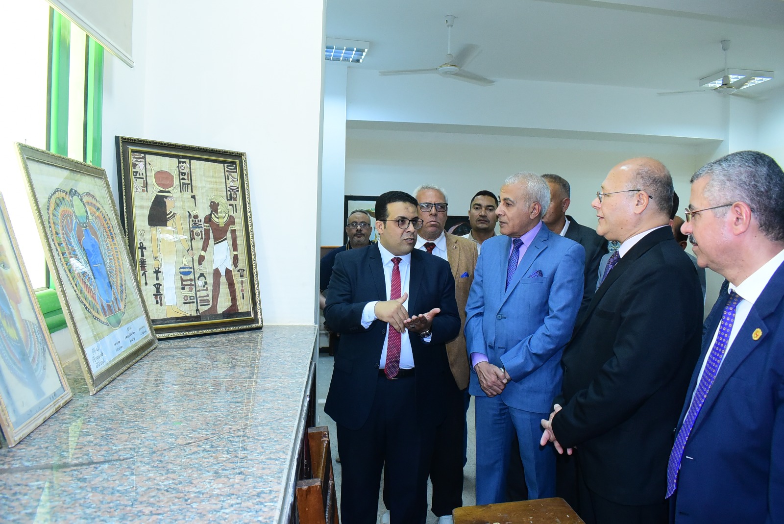 رئيس جامعة سوهاج يفتتح مكتبتين علميتين جديدتين لتعزيز البحث