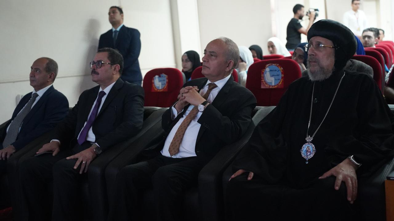 الدكتور رضا حجازي رئيس جامعة الريادة يشارك مع طلابه في الملتقى الحواري لبناء الوعي