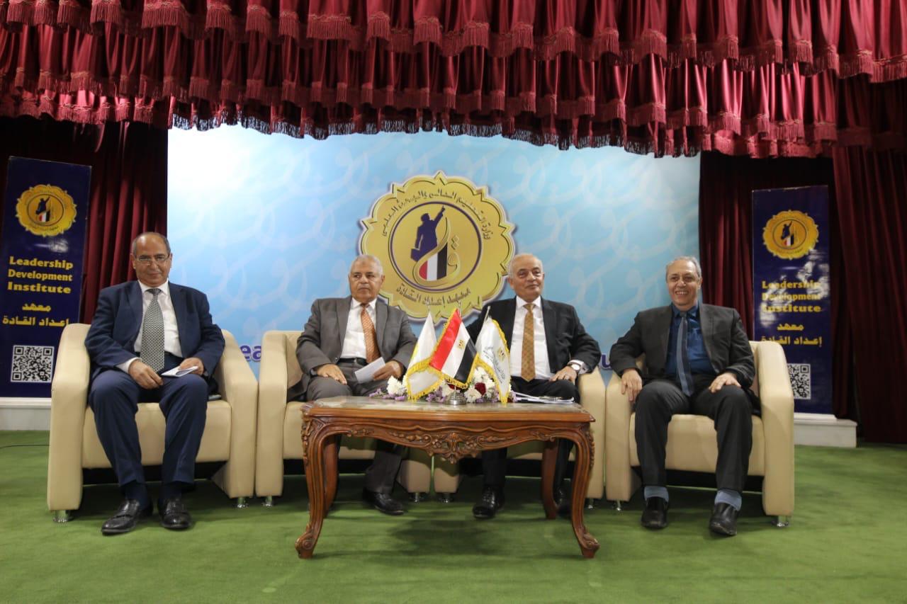 الدكتور رضا حجازي رئيس جامعة الريادة يشارك مع طلابه في الملتقى الحواري لبناء الوعي