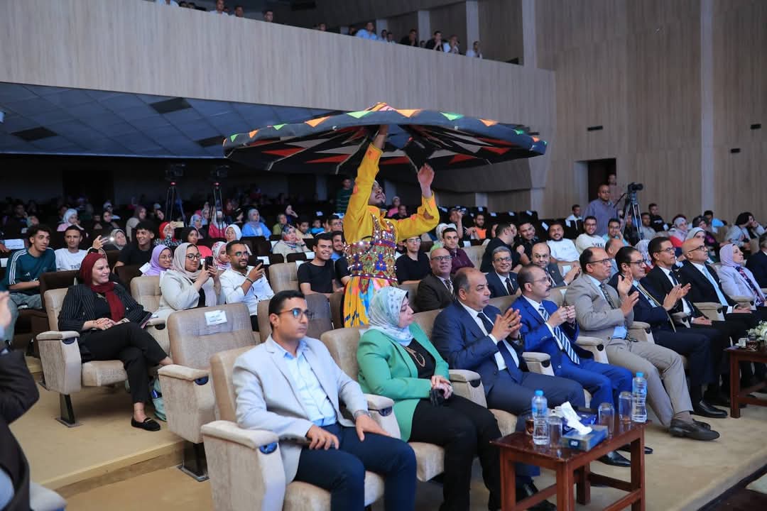 رئيس جامعة حلوان يشهد افتتاح فعاليات المهرجان الأول لتحالف جامعات إقليم القاهرة الكبري للفنون الشعبية