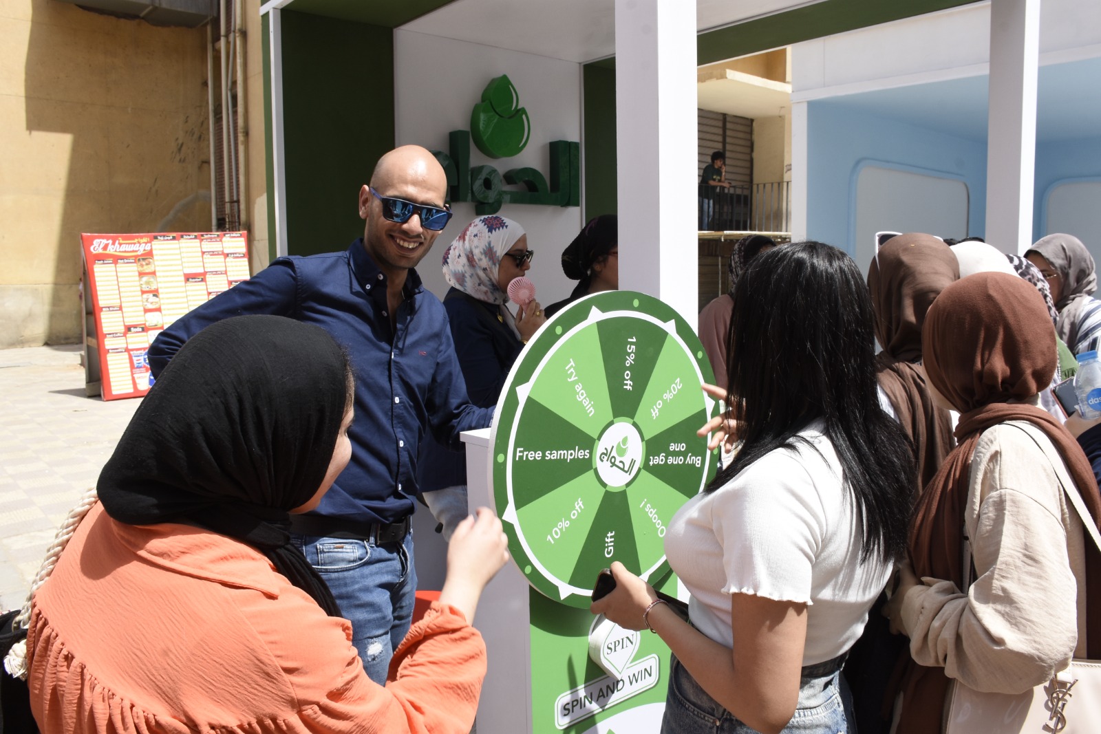 طلاب جامعة عين شمس يتوافدون على معرض صنع في مصر لدعم المنتج المحلي