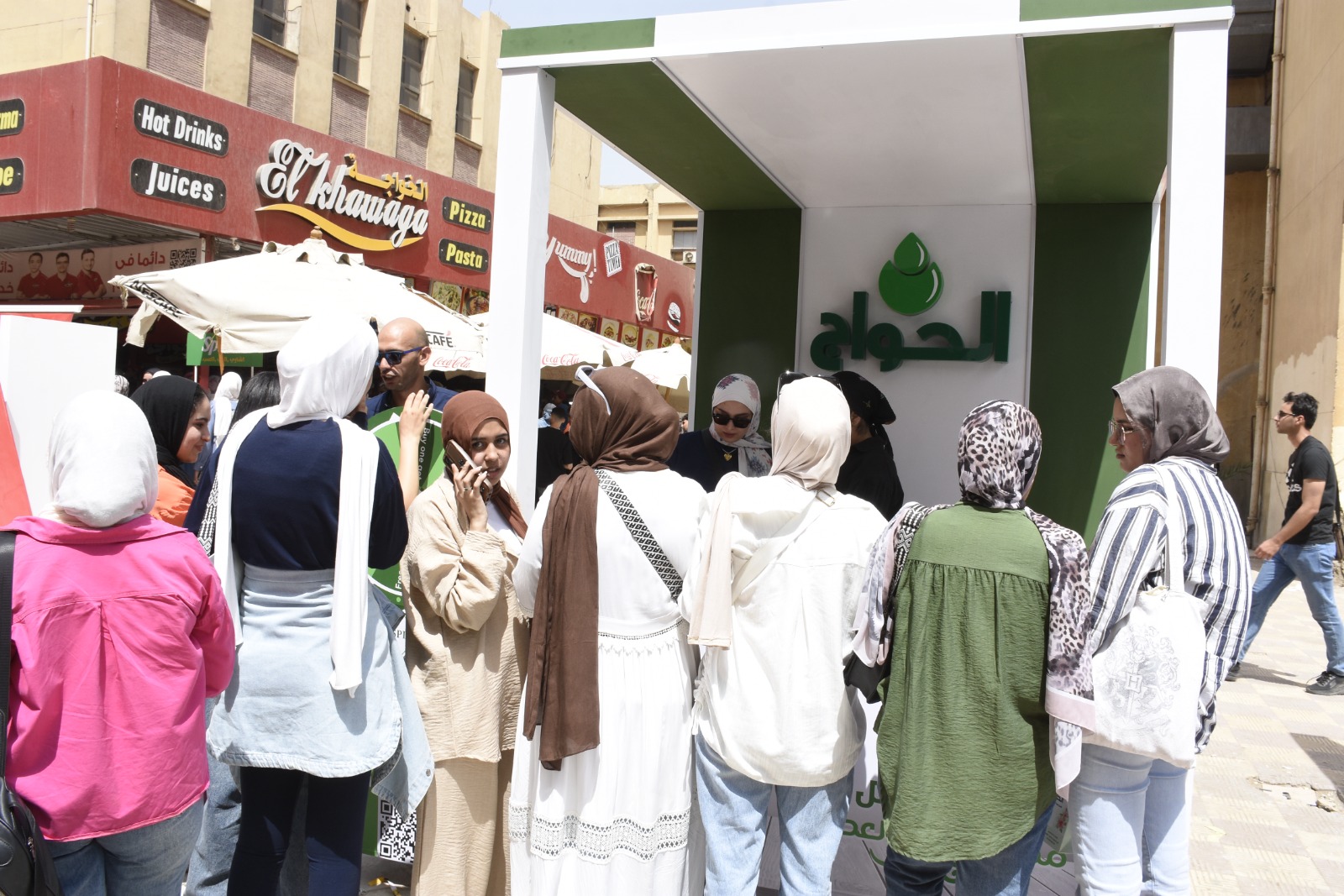 طلاب جامعة عين شمس يتوافدون على معرض صنع في مصر لدعم المنتج المحلي