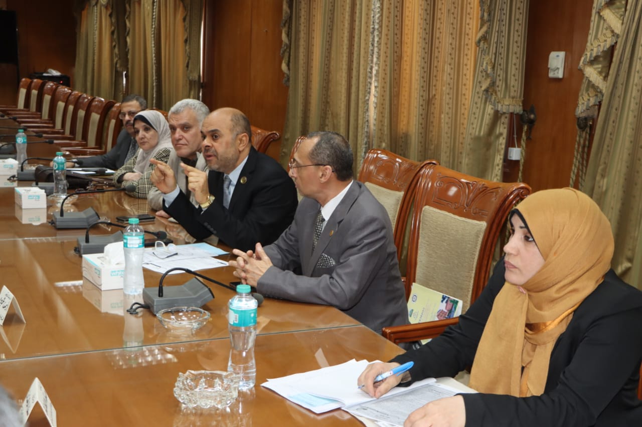 رئيس جامعة المنوفية يرأس لجنة الإحتياجات ويناقش الخطة الخمسية للأقسام العلمية وتعيين المعيدين 