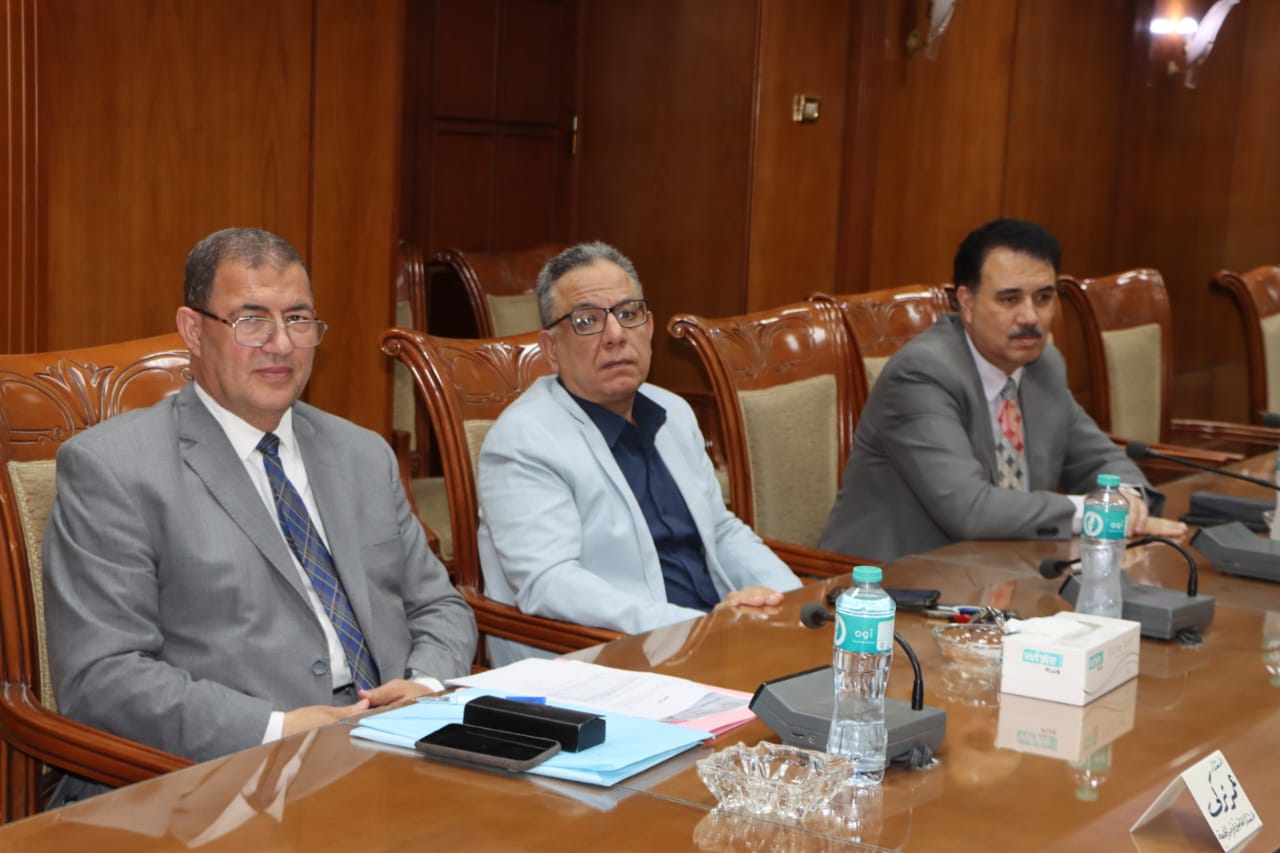 رئيس جامعة المنوفية يرأس لجنة الإحتياجات ويناقش الخطة الخمسية للأقسام العلمية وتعيين المعيدين 