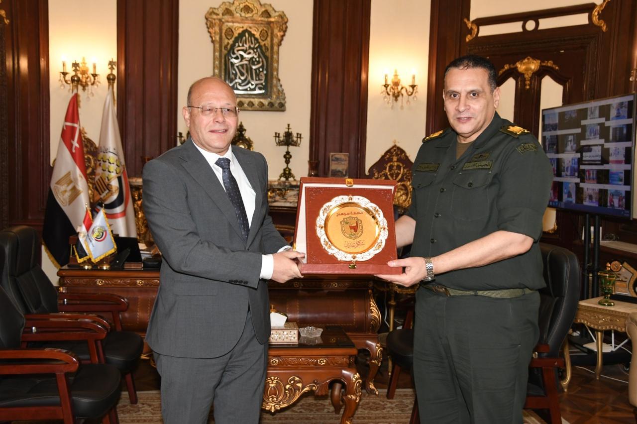 جامعة سوهاج تتعاون مع إدارة الشئون المعنوية لتعزيز الوعي الوطني