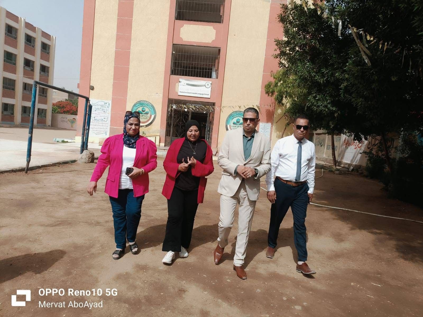 مدير تعليم الجيزة أثناء متابعة امتحانات المواد غير المضافة