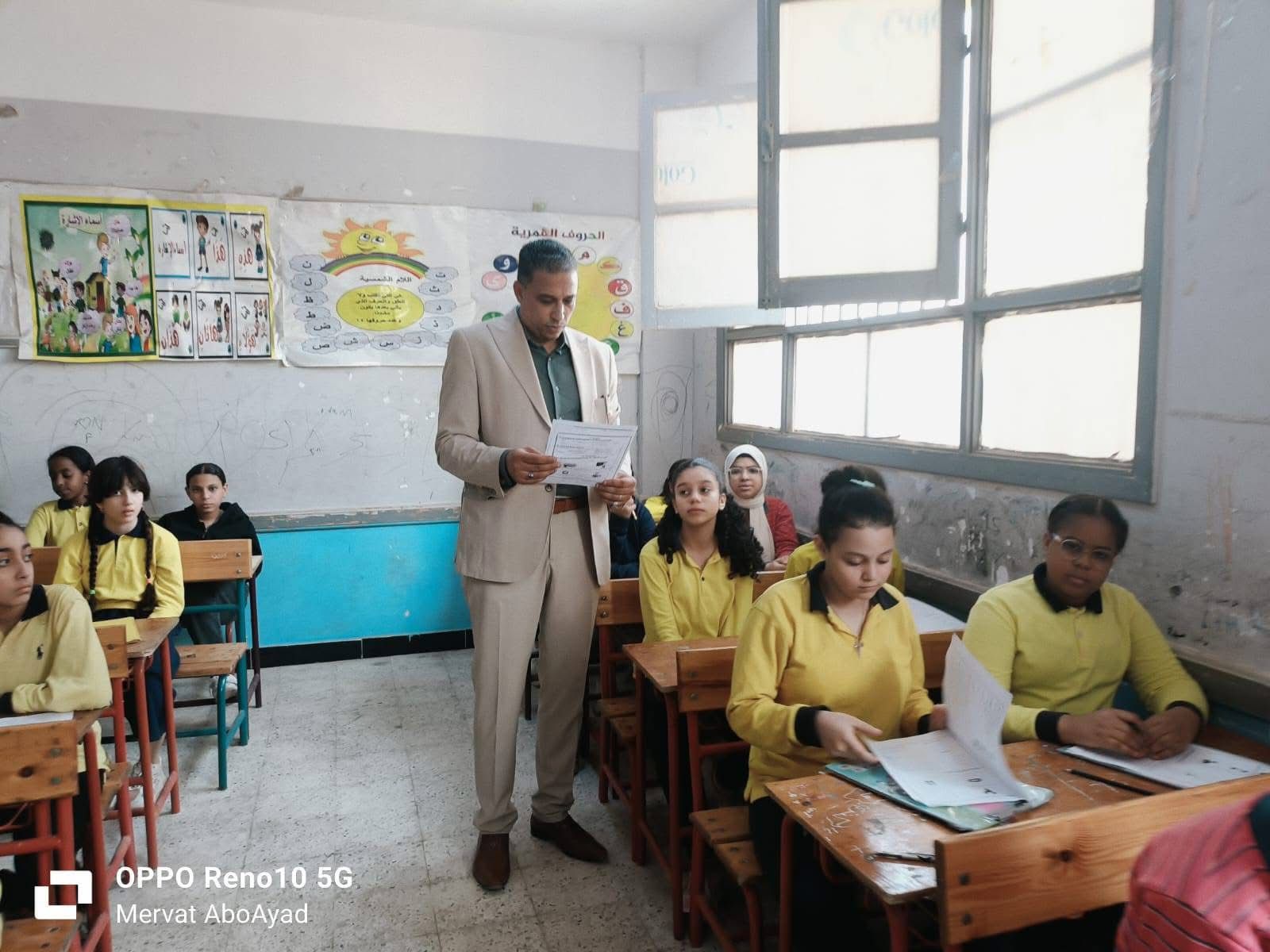 مدير تعليم الجيزة أثناء متابعة امتحانات المواد غير المضافة