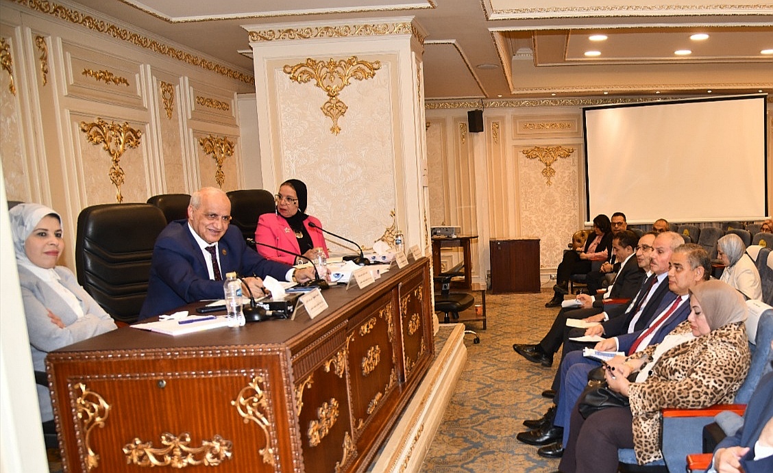 رئيس جامعة كفر الشيخ يناقش موازنة الجامعة فى اجتماع لجنة التعليم والبحث العلمي بمجلس النواب 