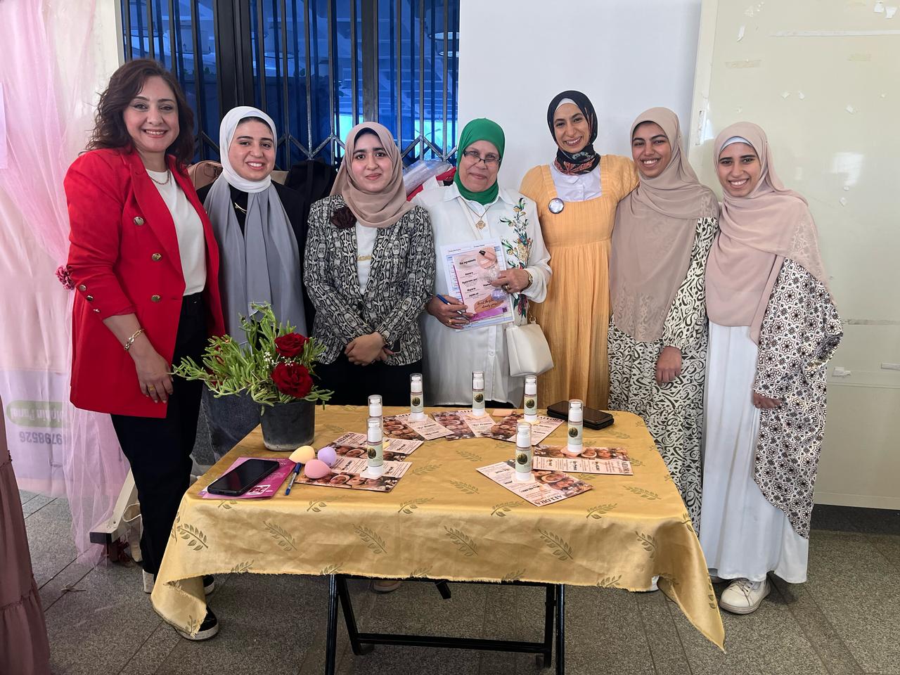 طلاب جامعة عين شمس يبدعون في معرض مستحضرات التجميل 2025